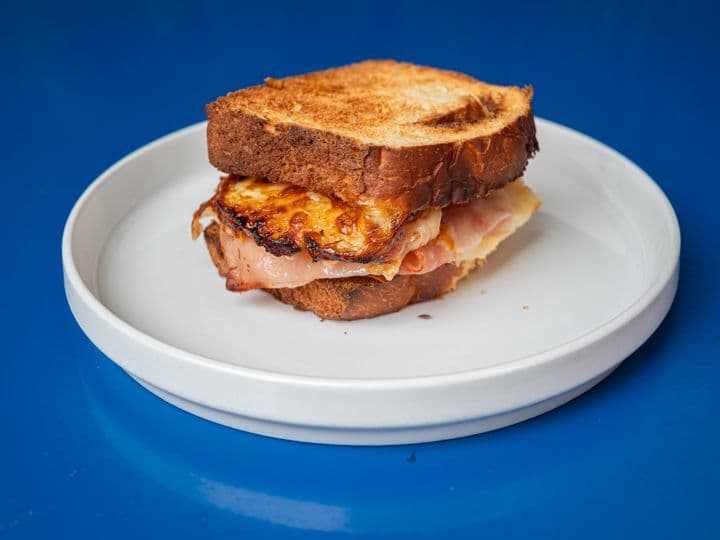 Imagen de Sándwich de jamón, queso y ananá