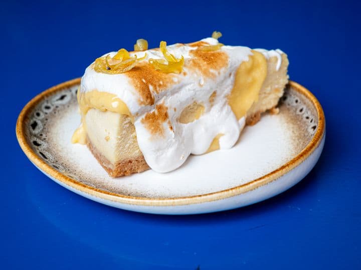 Imagen de Cheesecake con curd de limón y merengue Italiano recién batido