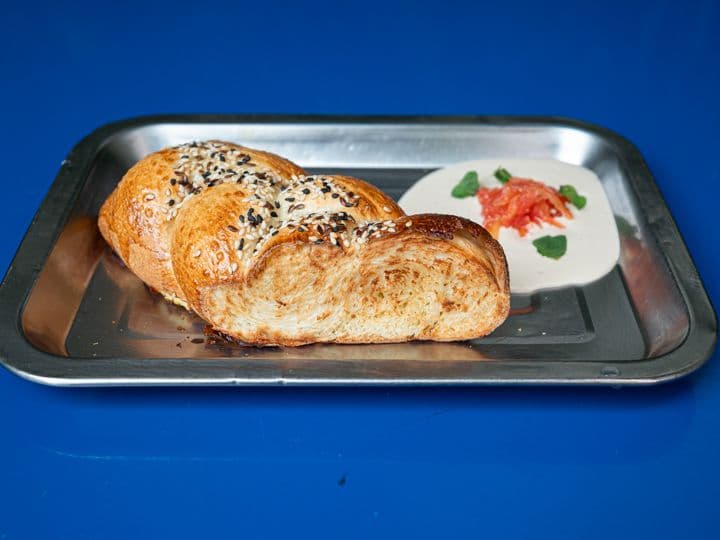 Imagen de Pan jalá con tahini y tomate